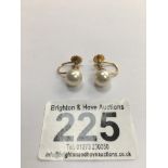 A PAIR OF 9CT GOLD SINGLE PEARL EARRINGS, 2.5G