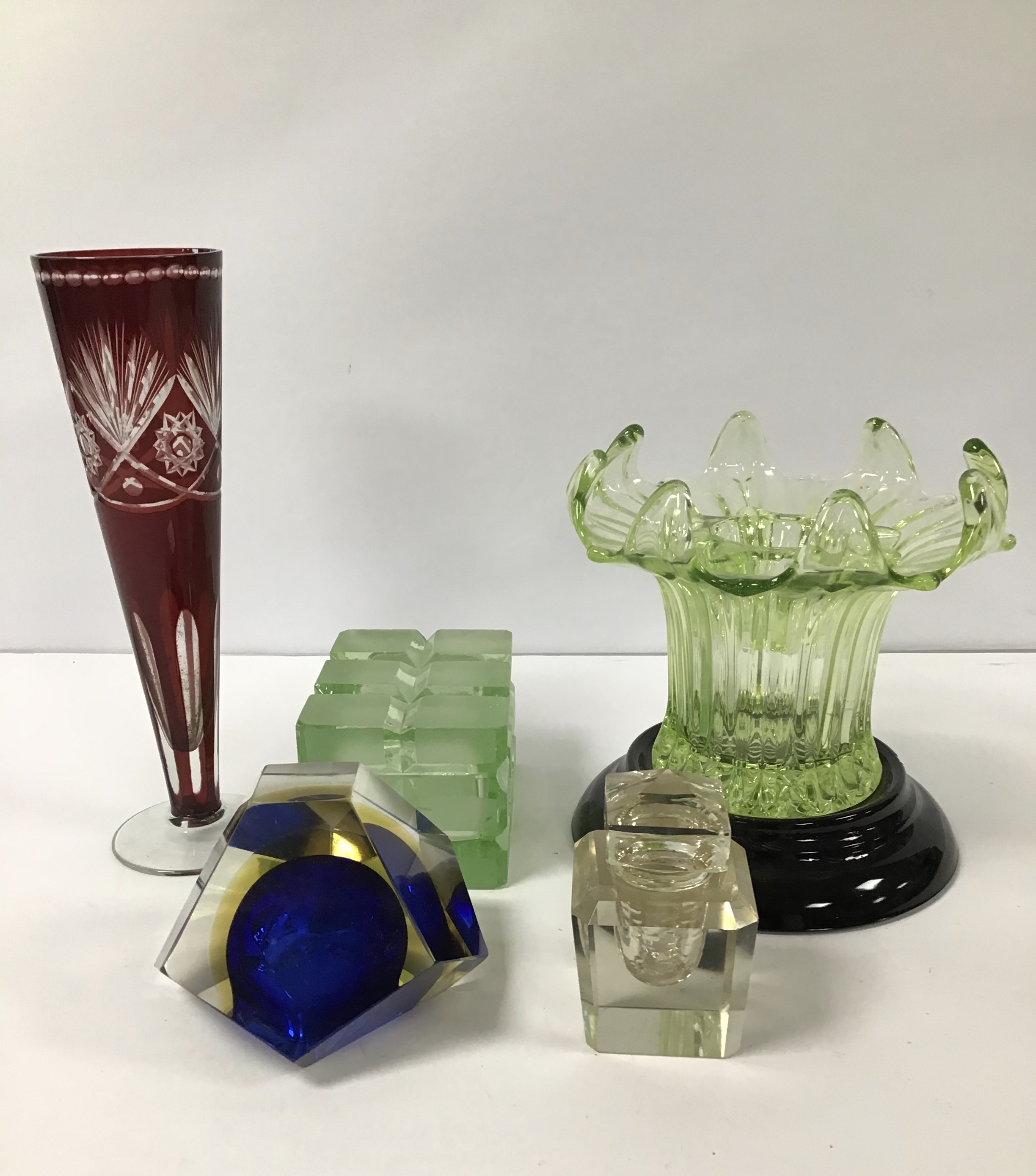 A MIXED LOT OF GLASSWARE, INCLUDING CLEAR AND CRANBERRY GLASS VASE, INKWELL AND MORE - Image 2 of 3