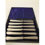 A CASED SET OF SIX SILVER HANDLED TEA KNIVES, HALLMARKED SHEFFIELD 1923 BY WILLIAM YATES LTD