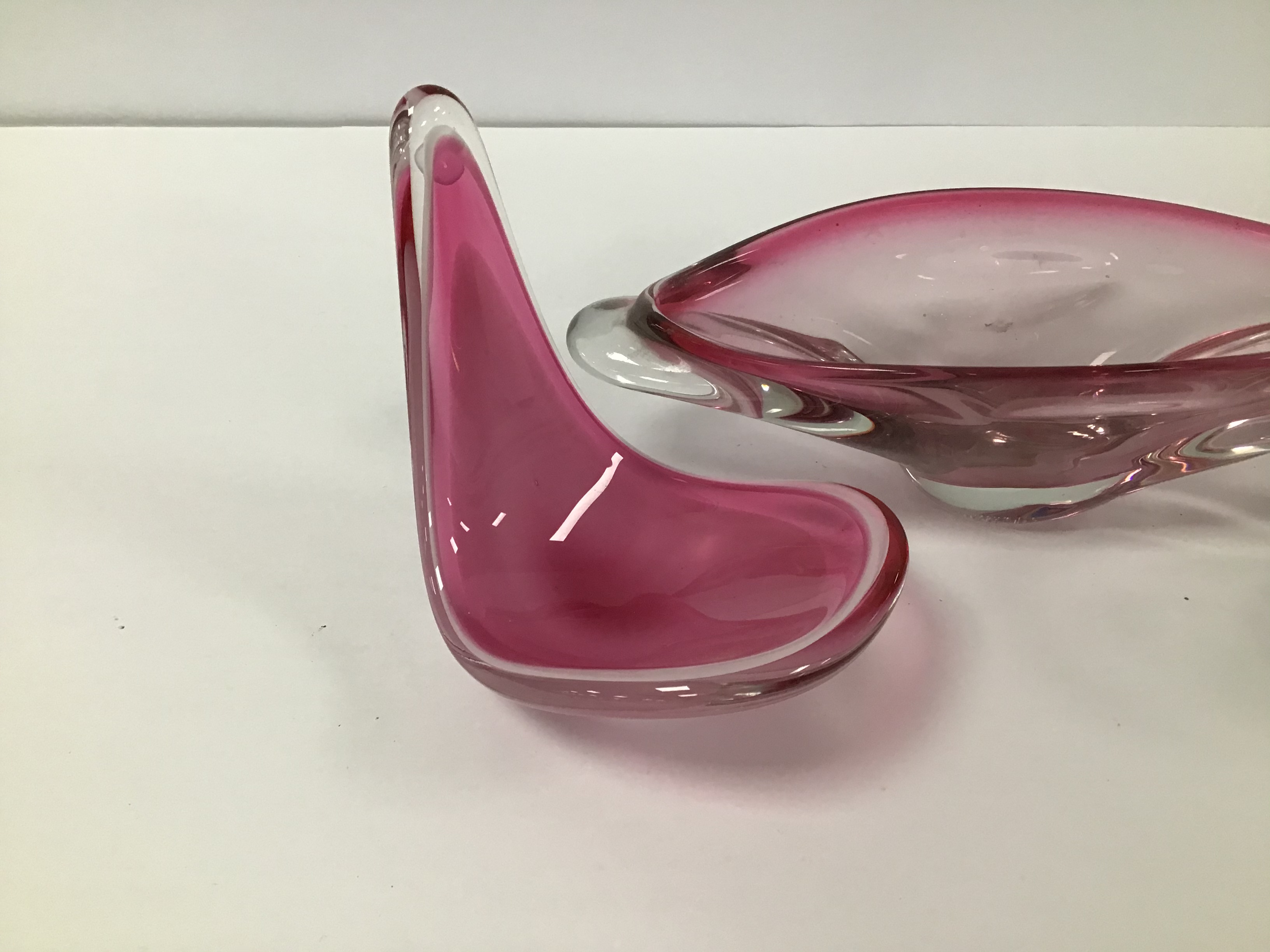 A PAIR OF SWEDISH FLYGSFORS COQUILLE PINK ART GLASS DISHES, BOTH SIGNED TO THEIR BASES, 12CM HIGH, - Image 4 of 4