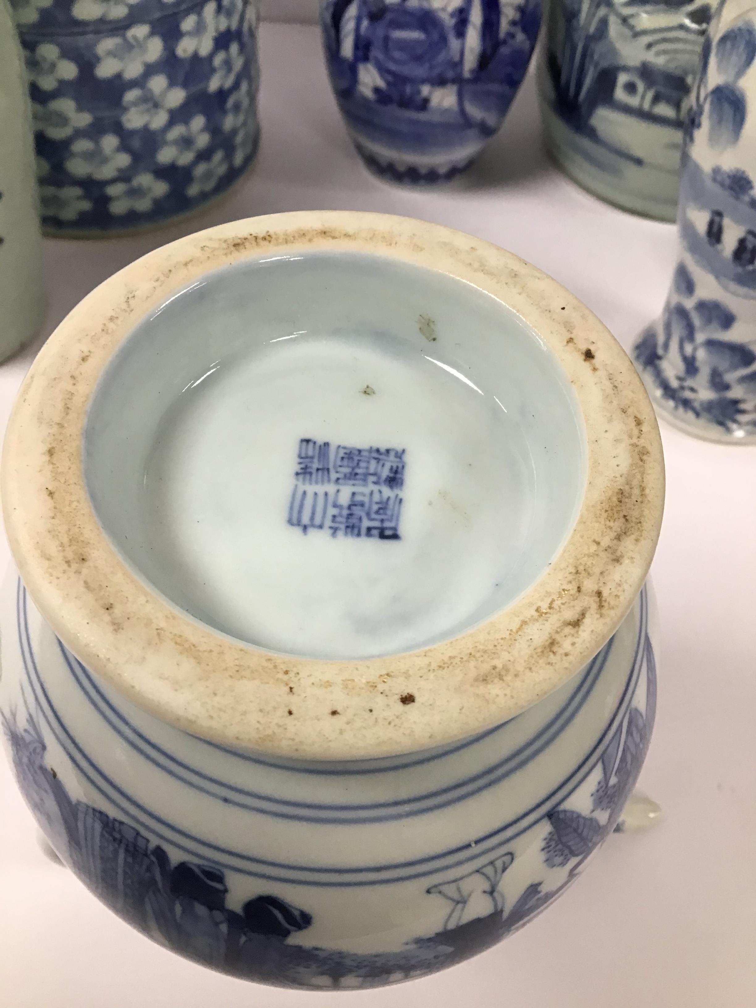 EIGHT PIECES OF CHINESE BLUE AND WHITE PORCELAIN OF VARYING AGES AND DESIGNS, INCLUDING VASES AND - Image 6 of 6