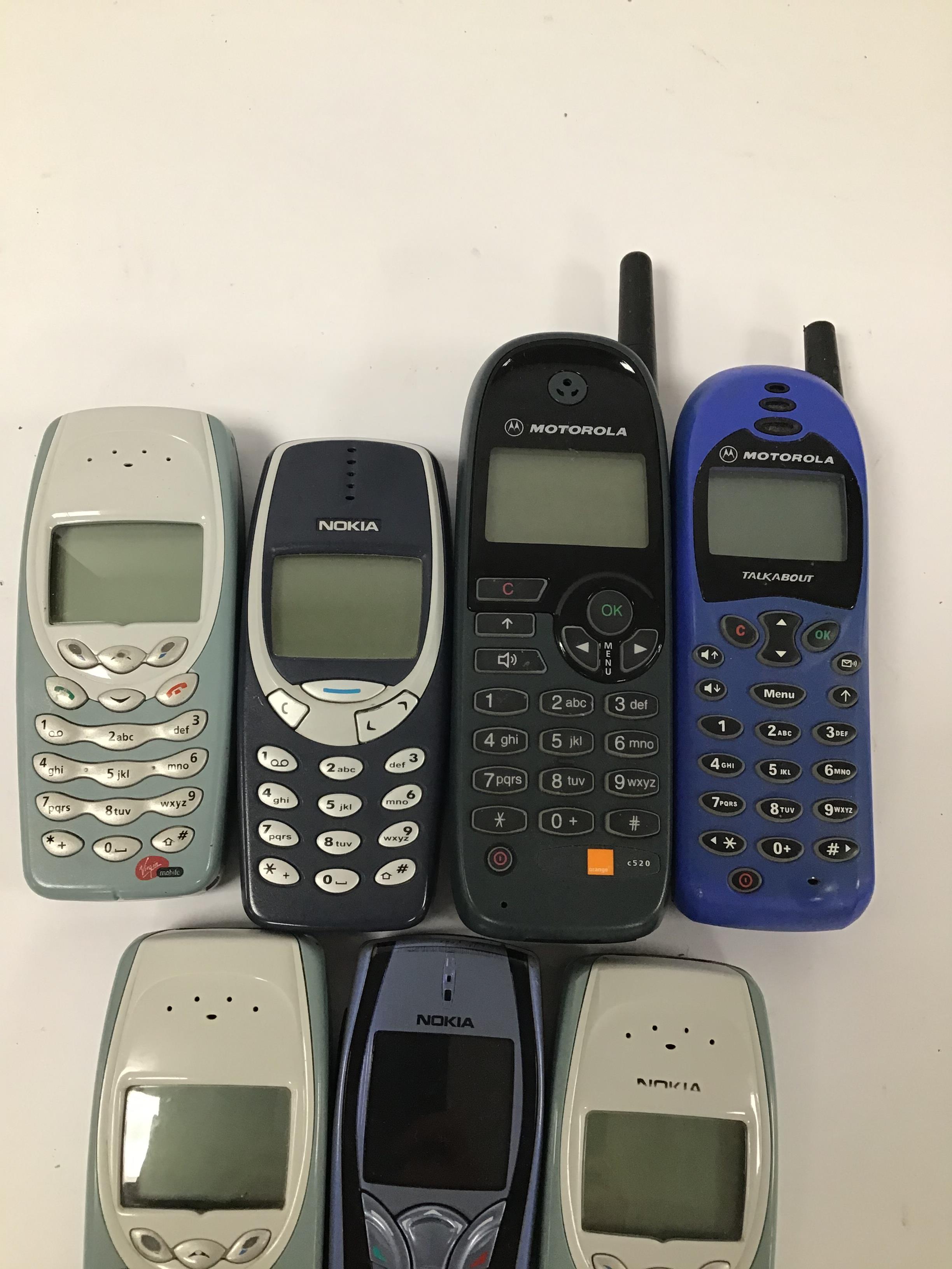 A GROUP OF SIX VINTAGE MOBILES, INCLUDING FOUR NOKIA BRICK PHONES, A MOTOROLA TALKABOUT AND MOTOROLA - Image 2 of 4