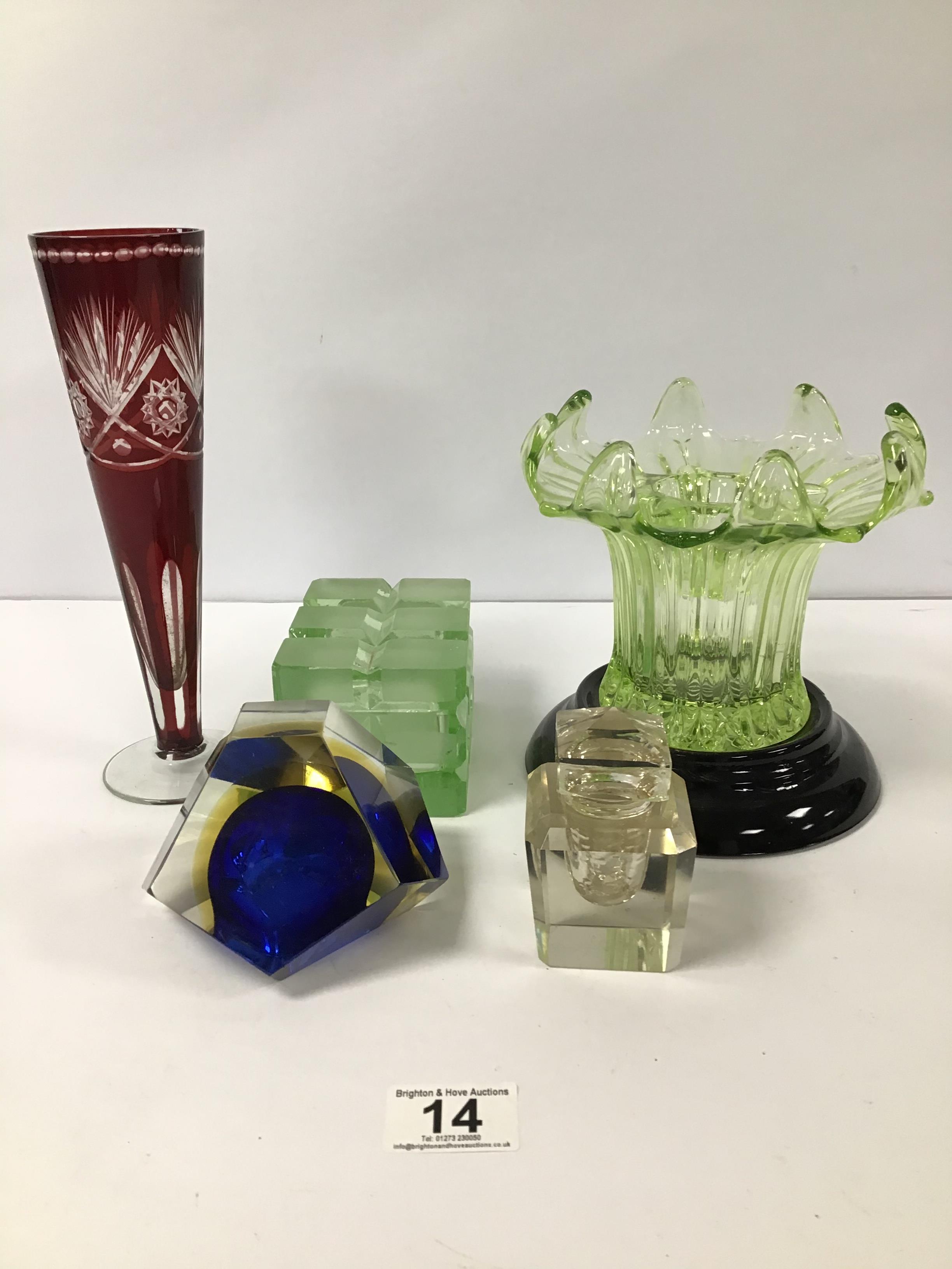 A MIXED LOT OF GLASSWARE, INCLUDING CLEAR AND CRANBERRY GLASS VASE, INKWELL AND MORE - Image 3 of 3