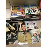 AN ASSORTMENT OF VINTAGE VINYL/RECORDS/LP'S INCLUDING JOHNNY CASH, SIGNED BAY CITY ROLLERS AND MORE