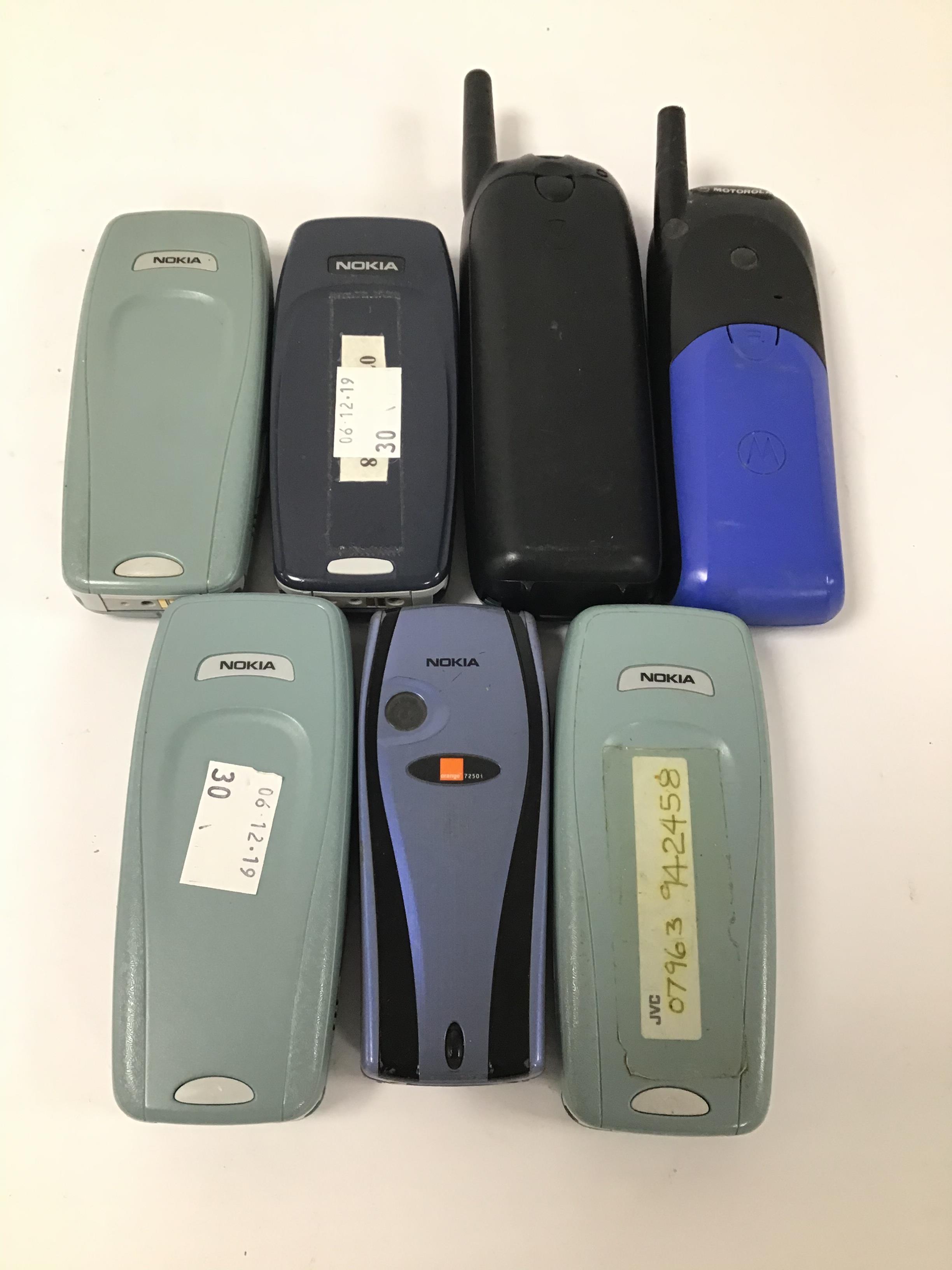 A GROUP OF SIX VINTAGE MOBILES, INCLUDING FOUR NOKIA BRICK PHONES, A MOTOROLA TALKABOUT AND MOTOROLA - Image 4 of 4