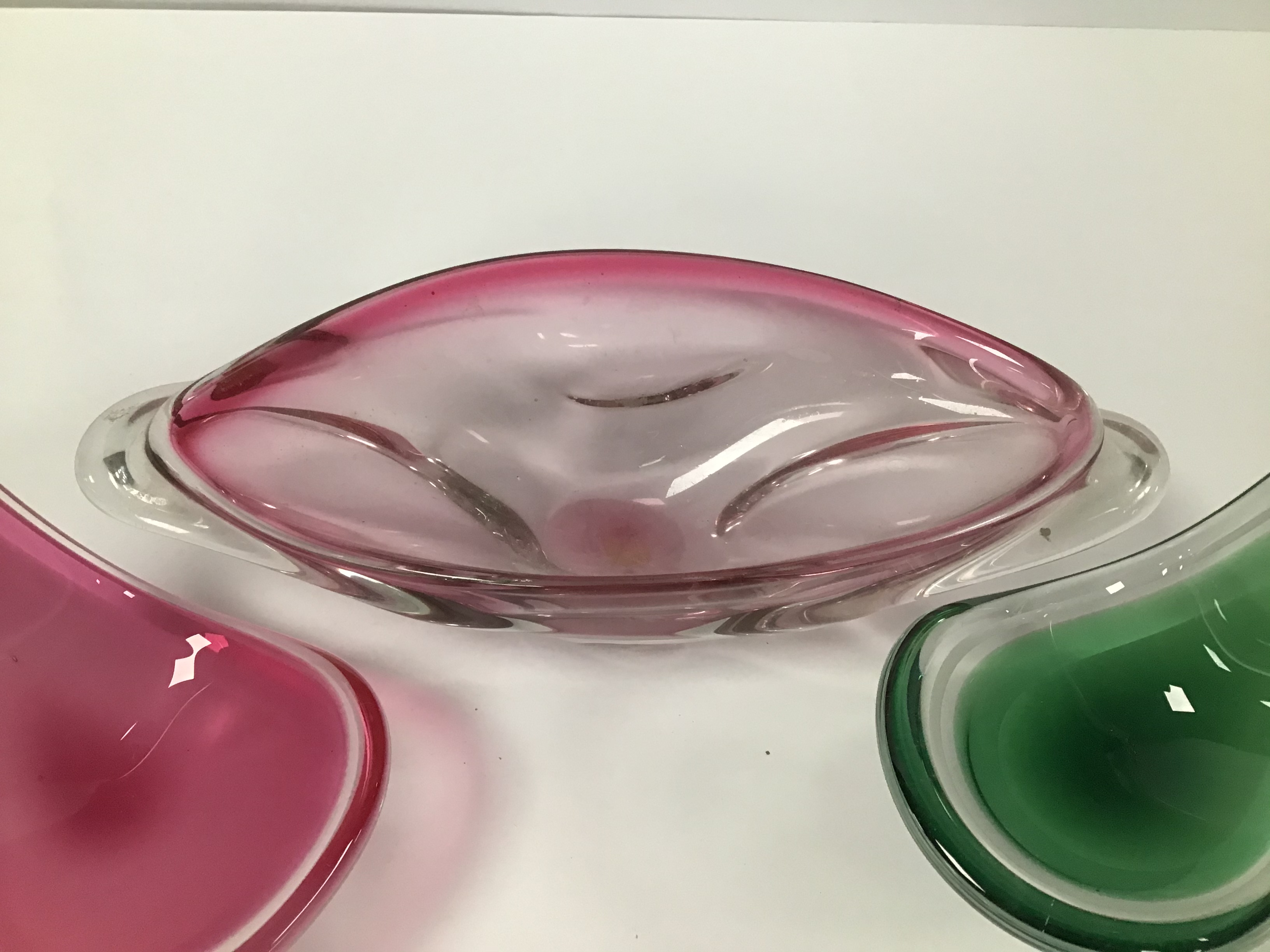 A PAIR OF SWEDISH FLYGSFORS COQUILLE PINK ART GLASS DISHES, BOTH SIGNED TO THEIR BASES, 12CM HIGH, - Image 3 of 4