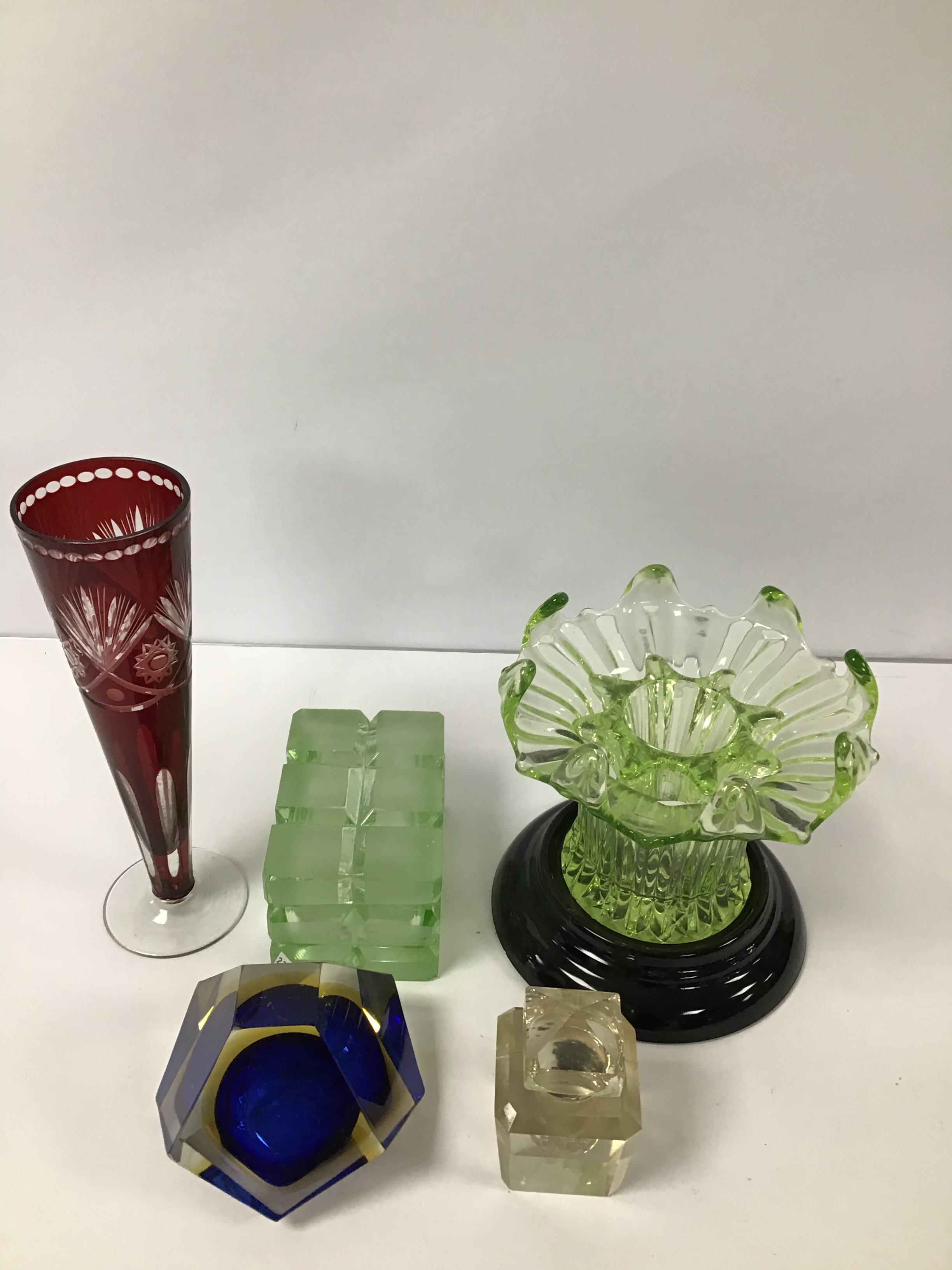 A MIXED LOT OF GLASSWARE, INCLUDING CLEAR AND CRANBERRY GLASS VASE, INKWELL AND MORE