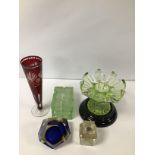 A MIXED LOT OF GLASSWARE, INCLUDING CLEAR AND CRANBERRY GLASS VASE, INKWELL AND MORE