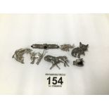 A GROUP OF SEVEN SILVER BROOCHES, INCLUDING A BEE, DOLPHINS, TWO CATS AND MORE, COMBINED WEIGHT 48G