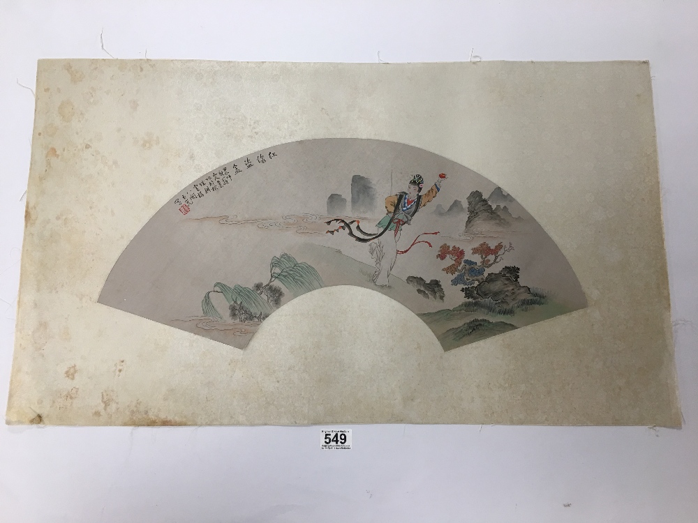 AN ORIGINAL VINTAGE PRINT ON SILK OF A DESIGN FOR A FAN DEPICTING A SCENE FROM A BEIJING OPERA, 80CM