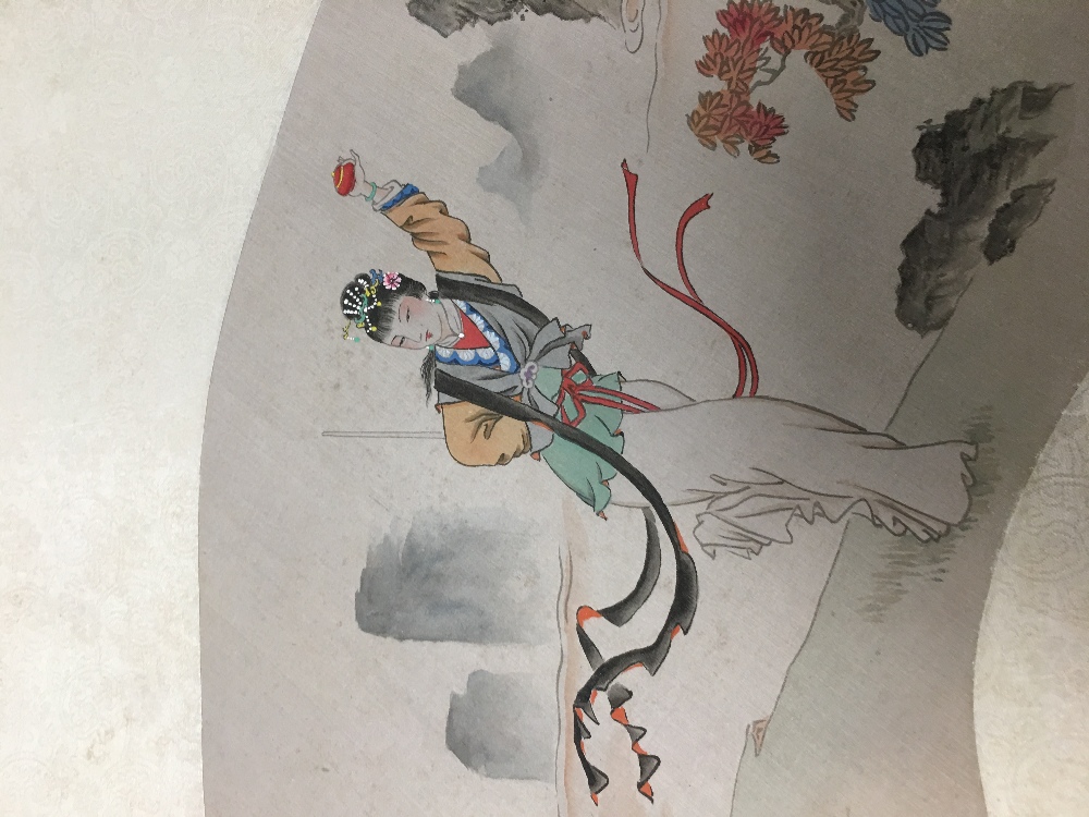 AN ORIGINAL VINTAGE PRINT ON SILK OF A DESIGN FOR A FAN DEPICTING A SCENE FROM A BEIJING OPERA, 80CM - Image 3 of 4