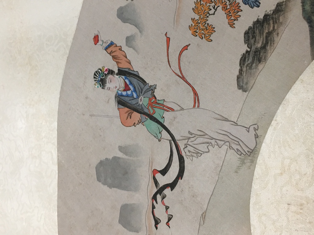 AN ORIGINAL VINTAGE PRINT ON SILK OF A DESIGN FOR A FAN DEPICTING A SCENE FROM A BEIJING OPERA, 80CM - Image 3 of 4