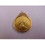 £2 gold coin 1973 set in 9ct gold pendant, approx total weight 18.8g