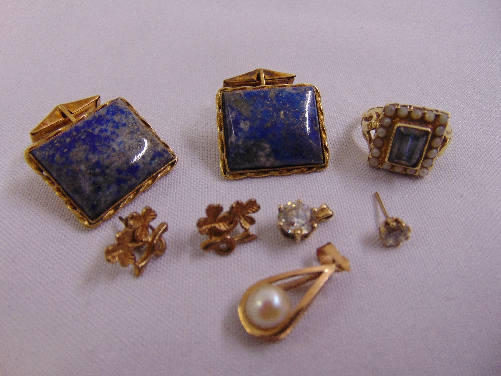 A quantity of jewellery to include a pair of 9ct gold cufflinks, earrings, a ring and pendants (8)