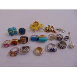 A quantity of costume jewellery to include rings and brooches