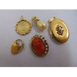 A quantity of 9ct gold jewellery to include three pendants, a locket and a padlock, approx total