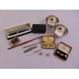 A quantity of collectables to include pens, pen knives, silver cufflinks and a snuff box (13)