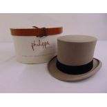 A gentlemans grey felt top hat in original box