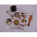 A quantity of silver and costume jewellery to include brooches, rings, a pair of tortoiseshell