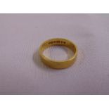 18ct yellow gold wedding band, approx total weight 3.2g