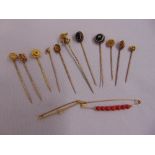 A quantity of gold tie pins and two bar brooches, approx total weight 23.0g (13)