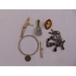 A quantity of jewellery to include two 9ct gold brooches, a necklace and a bangle
