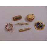 Five Victorian and Edwardian gold brooches of varying form and a 9ct coin sovereign case
