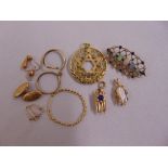 A quantity of 9ct gold jewellery to include a brooch and pendants, approx total weight 19.3g