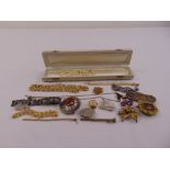 A quantity of costume jewellery to include necklaces and bracelets