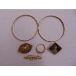 A quantity of 9ct gold jewellery to include two bangles, three brooches and a ring, approx total