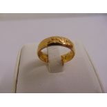 Gold wedding band tested 20ct, approx 4.4g