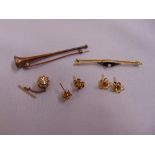 A quantity of gold jewellery to include two pairs of earrings, two brooches and a tie pin, approx