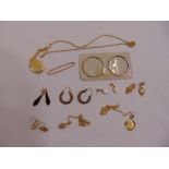 A quantity of 9ct gold jewellery to include earrings, necklaces and pendants, approx total weight