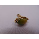9ct yellow gold and jade pendant