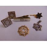 A quantity of Judaica jewellery to include cufflinks, a tie clip, a tie pin and a 9ct gold Star of