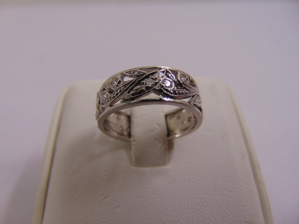 18ct white gold and diamond wedding band, approx total weight 4.7g