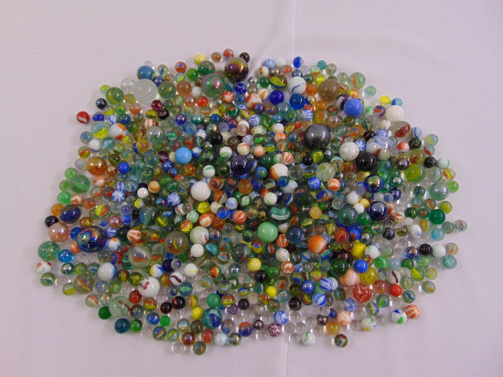 A quantity of vintage marbles various sizes and colours, approx 850