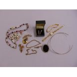 A quantity of jewellery to include a 9ct gold bracelet, a bug brooch set with seed pearls and