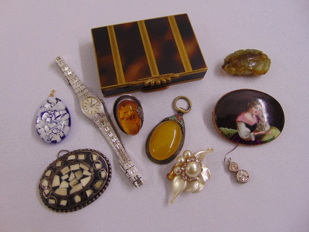 A quantity of costume jewellery to include pendants, brooches, a ring and a compact