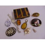 A quantity of costume jewellery to include pendants, brooches, a ring and a compact