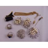 A quantity of costume jewellery to include brooches and rings