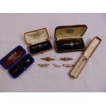 A quantity of gold brooches and two tie pins in original cases (9)