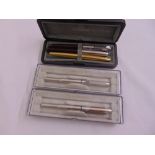 A quantity of fountain pens to include Parker and Sheaffer (5)