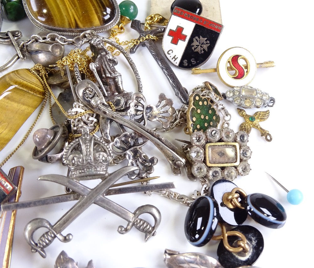 A group of various jewellery, including Continental silver lobster brooch, coin brooches etc - Image 4 of 4