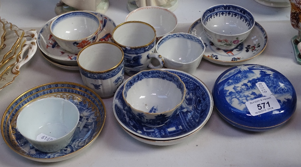 A Chinese porcelain box, tea bowls and saucers