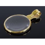 An 18ct gold-mounted magnifying glass, length 41.5mm, 6.85g