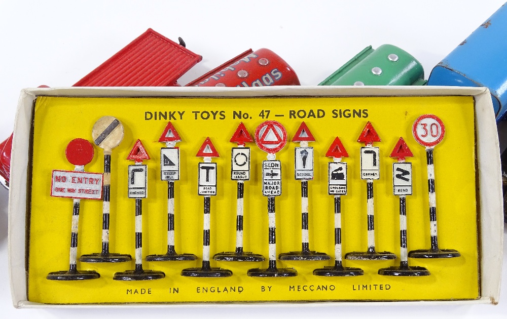 Dinky Meccano, 8 unboxed trucks and sets of boxed road signs 47 - Image 2 of 3