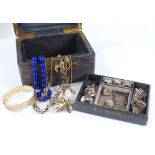 A quantity of jewellery, including lapis beads on 14ct gold clasp