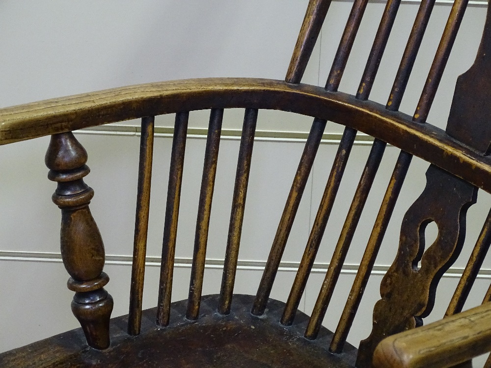 An elm-seated bow-arm Windsor chair - Image 3 of 4