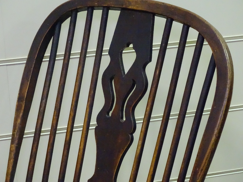 An elm-seated bow-arm Windsor chair - Image 2 of 4